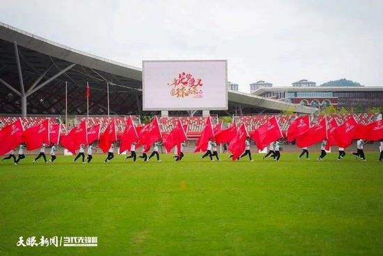 这类手法很新颖，舞台之间的转换和恢弘的配乐简直让人感受在剧场看戏，镜头在各类前后剧情的场景转换也恰如其分，不外老是让人感受有些子虚。